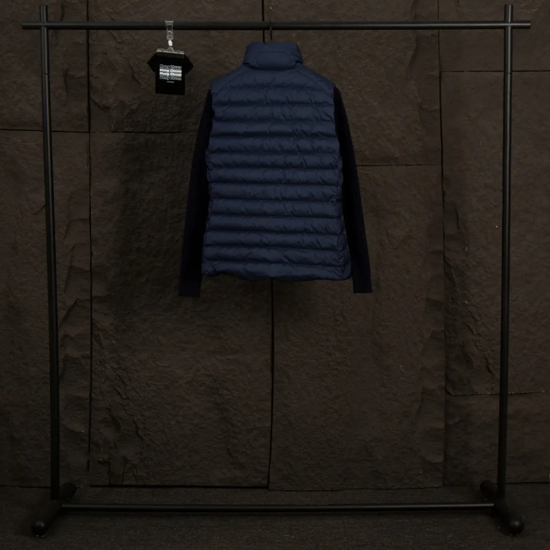 P340 Actual Photos [Popular in Winter] Style No.: 25125# Color: Black/Navy Blue/Almond Size: S-XL - Ralph Lauren/Ralph Lauren 2025FW Popular Winter Item Stand Collar Three-Zip Couple Style Rib Down Vest Vest - Craftsmanship 400T diamond-proof nylon on the face Grid down filling inside 400T high-density gallbladder isolation - Correct slightly waisted version on both sides The placket is made of cotton webbing and has double zipper pockets on both sides - RL's hottest vest this year. Out of stock at counters. A treasure item with a winter atmosphere. It comes in three basic colors. It can be worn by both men and women, especially the creamy white with a warm red feel. Comes with a beauty filter, which girls love. The overall fluffiness is just right. It is light and not bloated. It is very chill. It can enhance the overall fashion sense whether worn outside or inside.